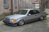Mercedes Youngtimer: Klare Kante: Abgrundtiefer Mercedes 300 CE (C124) mit Airride und gefrästen Alus