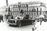 Thronjubiläum: Queen Elisabeth II. 1965 im Mercedes-Benz: Anlässlich des Thronjubiläums: Repräsentationslimousine Mercedes-Benz 600 im MB Museum