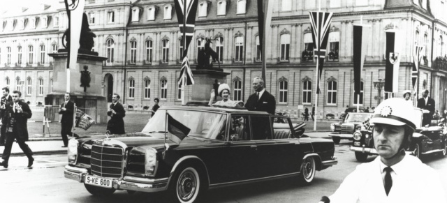 Thronjubiläum: Queen Elisabeth II. 1965 im Mercedes-Benz: Anlässlich des Thronjubiläums: Repräsentationslimousine Mercedes-Benz 600 im MB Museum