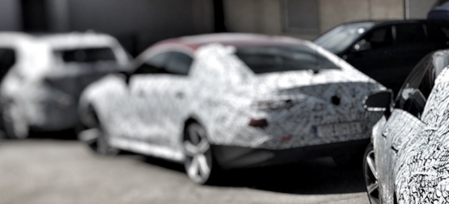 Mercedes-Benz CLA II: Erstes Bild durchgesickert?: Es ist ein Fastback: Hat sich unter dem Tarnkleid der neue Mercedes-Benz CLA versteckt?