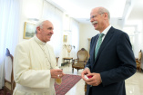  Neues Papamobil für Papst Franziskus : Dieter Zetsche zur Privataudienz bei Papst Franziskus
