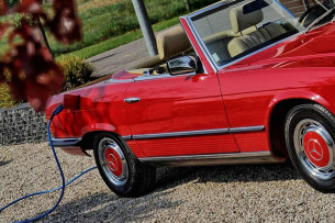 Mercedes-Benz: Elektrisierende Vergangenheit: Mercedes Klassiker unter Strom: Monceau eSL R107