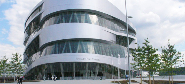Premiere mit Mercedes-Benz Museum : "Signaturen der Verlässlichkeit – Charakter, Realismus, Gleichgewicht“ von Alexander Klug
