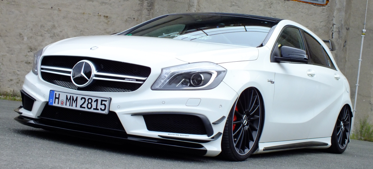 Tiefflieger Mercedes A45 Amg W176 Dank Airride Fegt Die 2015er A Klasse Spektakular Uber Den Asphalt Auto Der Woche Mercedes Fans Das Magazin Fur Mercedes Benz Enthusiasten