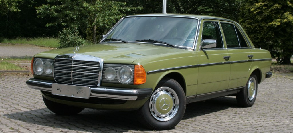 der-buchhalter-mercedes-benz-limousine-200-w123-zweite-hand-und-fast-keine-sonderausstattung-7130.jpg