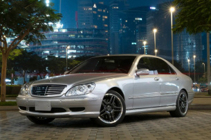 Sterne unterm Hammer: RM Sotheby's bietet raren 2002 Mercedes-Benz S 63 AMG an: Edler als Dubai Schokolade: Ein schöner Stern wie aus Tausendundeine Nacht.