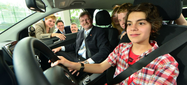 Mercedes-Benz Verkehrssicherheitstraining "RoadSense": Jugendliche sicher im Verkehr : Mercedes-Benz Verkehrssicherheitsprogramm zusammen mit Mercedes LUEG in NRW gestartet