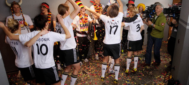 Gemeinsam zum Stern: Kampagne von Mercedes-Benz zur Fußball-WM startet: Deutsche Nationalteams wecken WM-Fieber bei den Fans