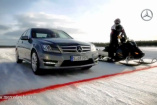 Star on Ice (Video): Ein Snowmobil  tritt auf zugefrorenem See gegen  eine Mercedes C-Klasse an 