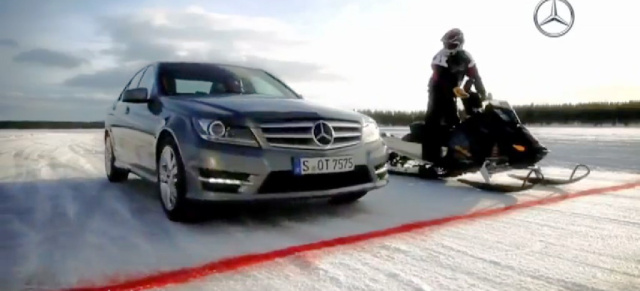 Star on Ice (Video): Ein Snowmobil tritt auf zugefrorenem See gegen eine Mercedes C-Klasse an