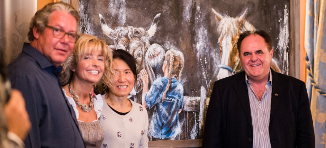 Die Schweizer  Kunstmalerin Carmela Inauen hat bei der Benefiz-Versteigerung ein Glanzresultat erzielt: „Drive for Good“-Initiator generiert mit Vernissage im Maybach Haus  große Spende für die Laureus-Stiftung.