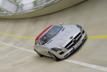 Hart getestet und für sehr gut befunden: Die Entwicklung des Mercedes -Benz SLS AMG Roadster : Bei der Entwicklung des SLS AMG Roadsters lag das Hauptaugenmerk der Ingenieure auf  Rohbau-Steifigkeit, Fahrdynamik und Roadster-Verdeck
