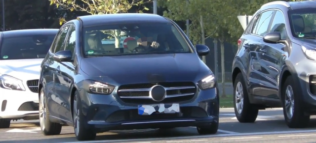 Mercedes-Benz Erlkönig Video: Star Spy Shot: Neue B-Klasse W247 zeigt sich vor der Premiere in Paris