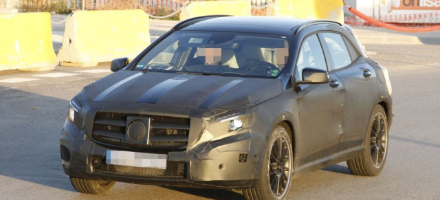 Erlkönig erwischt: Erste Fotos vom Mercedes GLA AMG 45 : Aktuelle Bilder beweisen: Das Mercedes Baby SUV wird es auch als AMG Version geben.