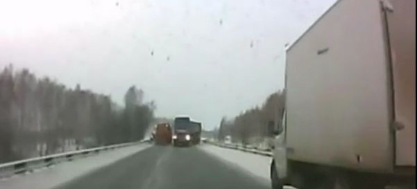 Winterfreuden? Krasser Beinahe-Unfall : Online-Magazin Jalopnik zeigt ein Überholmanöver, bei dem wir alle nicht dabei sein wollen!
