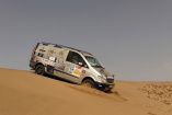 Mercedes Frauen "in die Wüste geschickt": Mitarbeiterinnen der Daimler AG gehen im Mercedes-Benz Viano an den Start der Rallye Aicha des Gazelles
