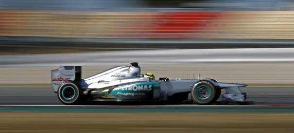 Formel 1: F1 W03 - neue Testfahrt: Letzte Wintertests des Mercedes Silberpfeil mit Nico Rosberg am Steuer 