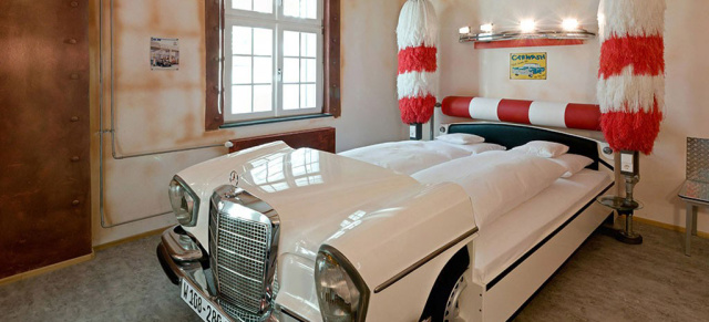 Last Minute-Geschenk: In einem Mercedes Klassiker übernachten!: Im V8 Hotel des Meilenwerk Stuttgart kann man  in einem Mercedes 280 S (W108) richtig schön auschlafen 