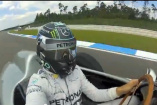 Mercedes-Motorsport-Video 2.0: Rosberg dreht Selfie am Steuer eines 54er Mercedes Silberfpeils: Der Mercedes Formel 1 Pilot dreht von sich während der Fahrt im 54er Mercedes Silberfpeil ein Handy-Video
