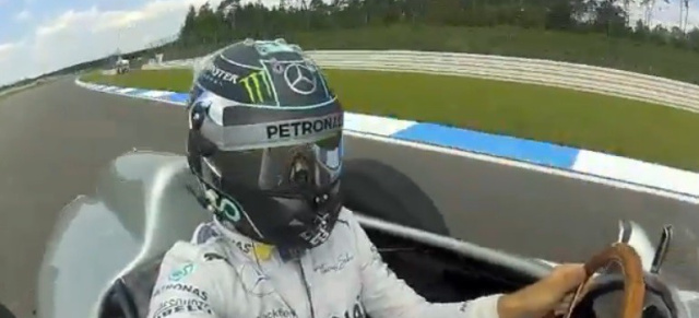 Mercedes-Motorsport-Video 2.0: Rosberg dreht Selfie am Steuer eines 54er Mercedes Silberfpeils: Der Mercedes Formel 1 Pilot dreht von sich während der Fahrt im 54er Mercedes Silberfpeil ein Handy-Video