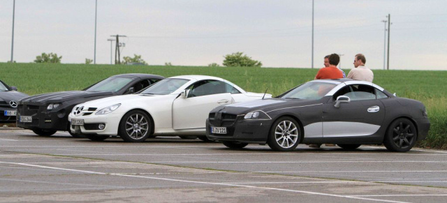 Erwischt: Neuer Mercedes SLK 2012 posiert neben aktuellem Modell! : Gleich zwei  Erlkönige des Mercedes SLK 2011 posieren neben dem aktuellen Zweisitzer