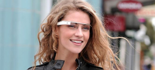 Mercedes & Zukunft: Mercedes-Benz will "Google Glass" ins Incar-Infotainment einbinden: Die neue Computer-Datenbrille soll das Fahren noch komfortabler gestalten