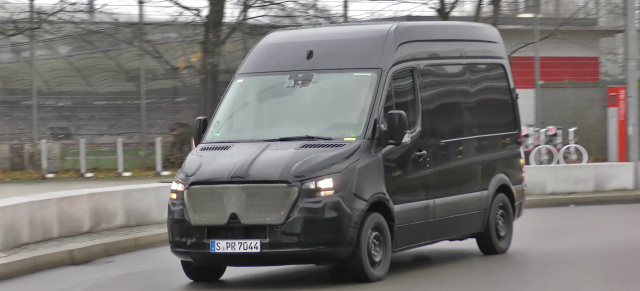 Mercedes-Erlkönig erwischt: Spy Shot Video: Der neue Mercedes Sprinter 2018 zeigt seine Rückleuchten