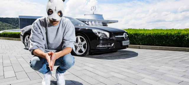 Mercedes meets Panda:  Cro cruised im SL: Der Musiker mit der Panda-Maske lässt sich im Mercedes SL blicken
