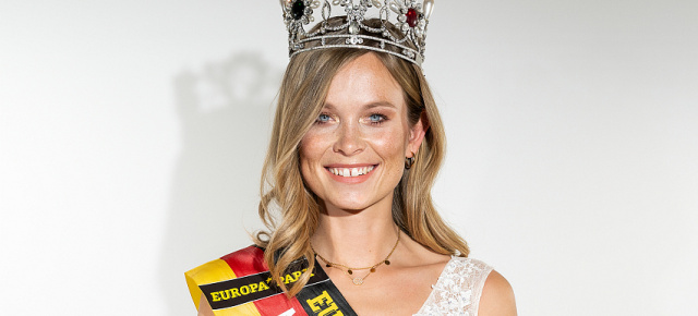 SCHÖNE STERNE® 2019: Die amtierende Miss Germany Nadine Berneis übergibt die Pokale