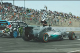 Rivalen der Rennbahn: Ken Block vs. Lewis Hamilton (Video): Der Mercedes F1-Pilot trat gegen den Driftkönig  in einer Wettfahrt bei der die Fetzen fliegen  an