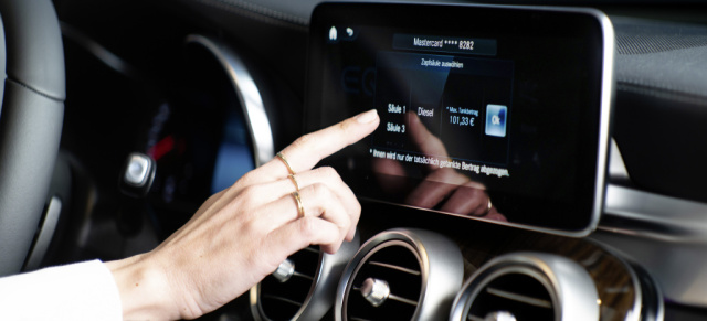 Neuer Dienst Mercedes me „Fuel & Pay“: Kontaktloses Bezahlen direkt an der Zapfsäule