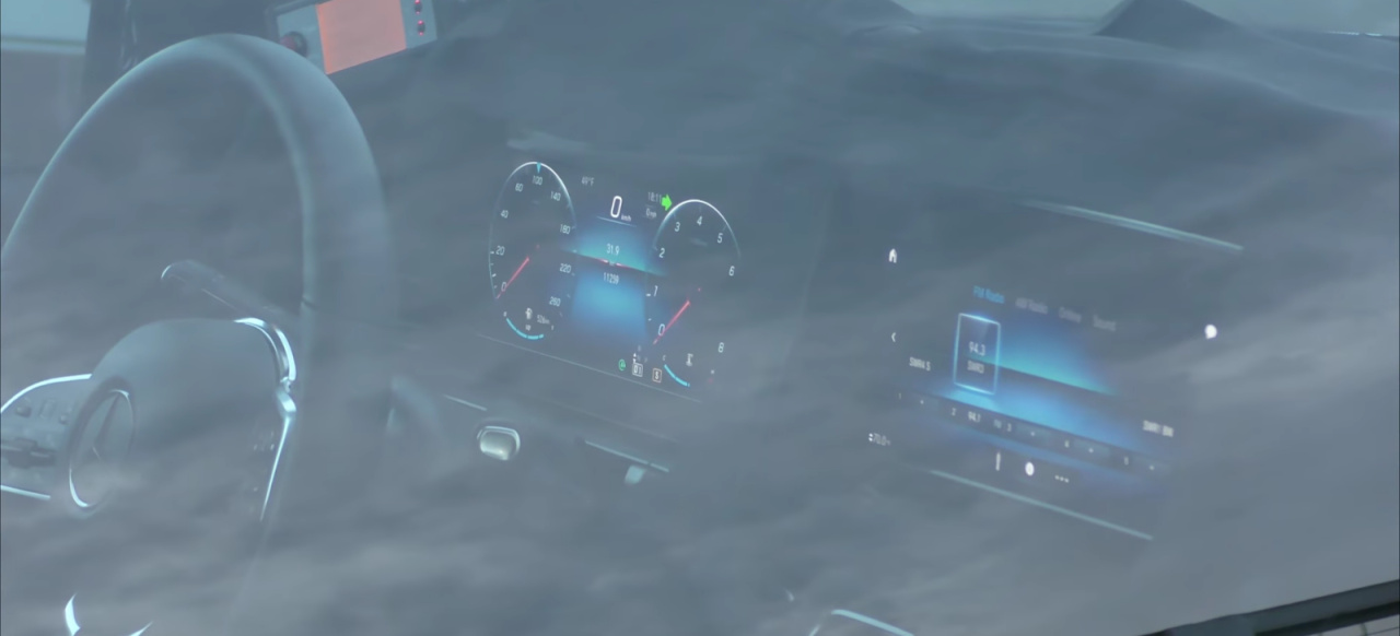 Gewagte Kühlerfigur: Fahrer macht Mercedes zum Joint-Mobil, gerät in  Kontrolle