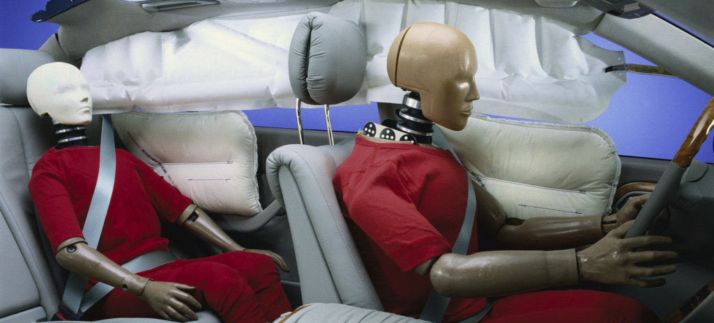 Airbag-Jubiläen: 30 Jahre Beifahrer-Airbag, 20 Jahre Windowbag -  Mercedes-Benz