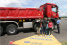 Rücksicht auf Kinder: CharterWay unterstützt die Aktion Lkw und toter Winkel : Mithilfe eines Komplettzuges sowie einem 40 Tonnen-Kipper lernen Schulkinder die Gefahren im Straßenverkehr richtig einzuschätzen 