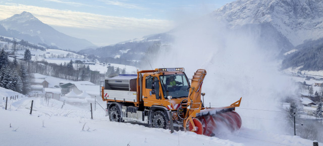 Unimog at work: Schneeschieben bei arktischen Temperaturen: Neuer Unimog U 430 räumt Schnee in Leogang im Salzburger Land