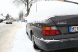 Zugeschneite Autodächer und Scheinwerfer sind gefährlich: Vor der Fahrt Auto von Schnee und Eis befreien