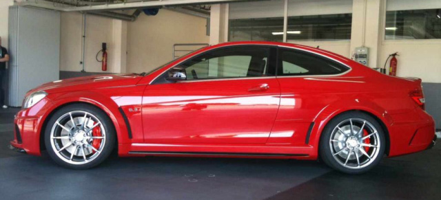 Mercedes Geheimnis gelüftet: So sieht der Mercedes C63 AMG Black Series 2012 aus: Im Internet sind Bilder von der kommenden Super C-Klasse von AMG aufgetaucht.