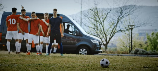 Mercedes-Benz Sprinter: Fußball im Kreisverkehr mit dem neuen Mercedes Sprinter