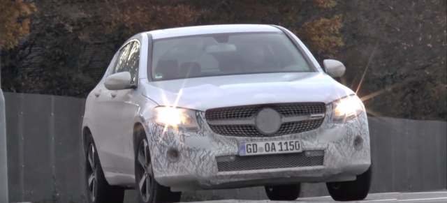 Erlkönig erwischt: Mercedes GLC Coupé C253 Plug-In Hybrid: Spy Video: Mercedes GLC Coupé nur mit geringer Tarnung gefilmt