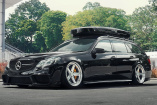 Mercedes E63 AMG Tuning: Tief-Schwarz: Unten angekommen steht das E63 T-Modell  auf seinen 20-zölliigen Rotiform besser da