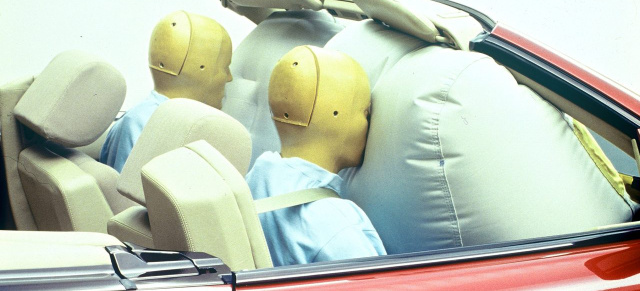 Vor 30 Jahren: Beifahrer-Airbag bei Mercedes-Benz : Premiere 1987: Schützender Luftsack auch für den Beifahrer  
