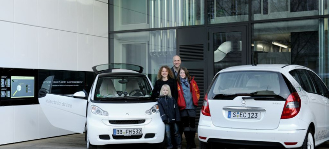 Die Familie der Zukunft fährt Mercedes-Benz und smart: Effizienzhaus-Plus mit Elektromobilität verbindet emissionsfreies Wohnen und Fahren in Berlin