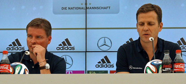 Stellungnahme zum Unfall im WM-Trainingslager : Nationalmannschaftssprecher Jens Grittner, Teammanager Oliver Bierhoff, Claudia Merzbach aus der Kommunikation von Merecedes-Benz sowie Hauptkomissar Johann Ramoser von der Polizei Bozen Stellung zu den Geschehnissen. //Foto:DFB.de/ afp