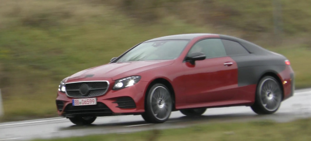Mercedes-Benz Erlkönig erwischt: Spy Shot Video: Mercedes-E-Klasse Coupé mit geringer Tarnung