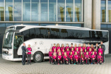 Sport(lerinnen) an Bord:  Neuer Mercedes-Benz Mannschaftsbus für Damen-DFB-Elf : Im Rahmen der Marketingtage der Frauenfußball-Nationalmannschaft, übergab  Mercedes-Benz, Generalsponsor des Deutschen Fußball-Bundes, den neuen Mannschaftsbus: den Bestseller Mercedes-Benz Tourismo