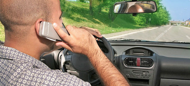 § - so ist's Recht: Handy am Steuer immer teuer?: Darf man mit Start-Stopp-Automatik an der Ampel telefonieren?