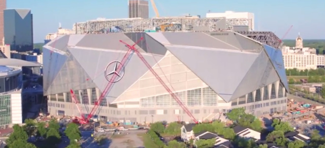 Mercedes-Benz Stadium Atlanta - Drohnen-Video!: Die Sterne prangen in Atlanta: Die Logos sind am Mercedes-Benz Stadium angebracht 