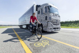 Mercedes-Benz Trucks präsentiert Technologie-Premiere Blind Spot Assist: Mehr Sicherheit beim Abbiegen und Spurwechsel