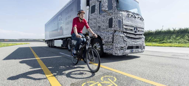 Mercedes-Benz Trucks präsentiert Technologie-Premiere Blind Spot Assist: Mehr Sicherheit beim Abbiegen und Spurwechsel