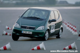 März 1994: Mercedes-Benz präsentiert ESP® der Weltöffentlichkeit: Serienproduktion von 1995 an